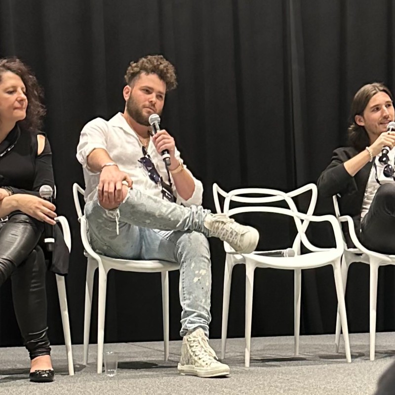 Daniel Bron speaking on stage